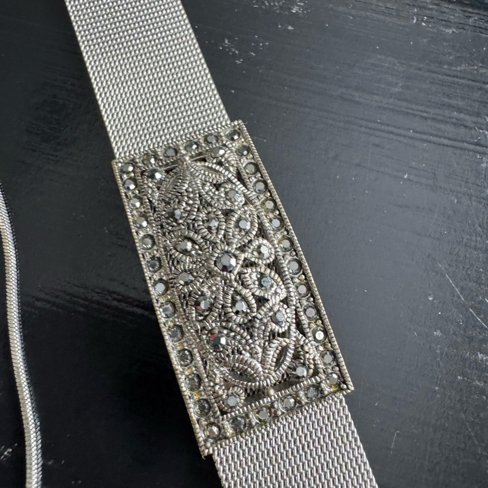 3-Piece Silver-Tone Jewelry Set – Necklace, Bracelet & Floral Brooch